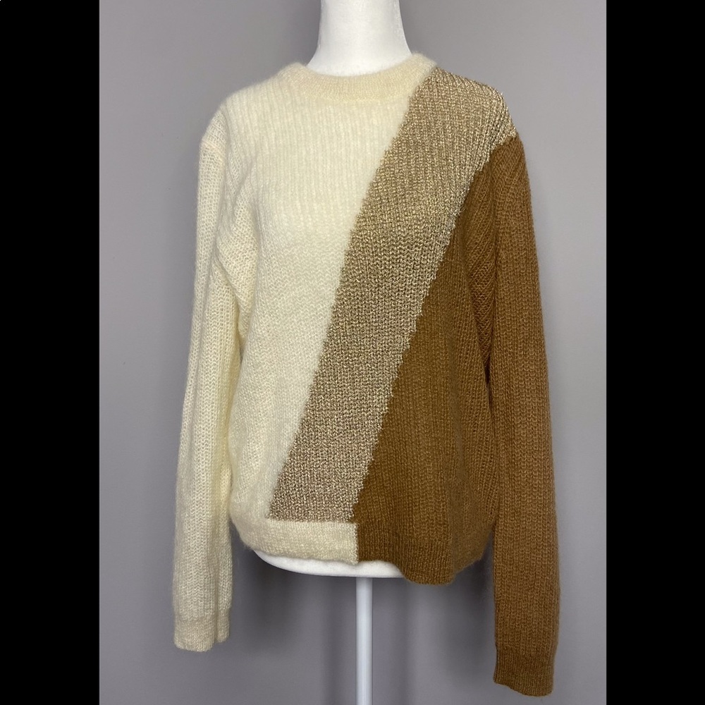 Size 38 Women’s sweater, lightly worn, great condition
